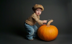 Baby_boy_with_pumpkin_ISPC006036.jpg__www.amaderforum.com