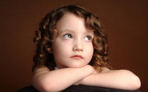 Baby_Photography_of_A girl with curly hair daydreaming_ISPC006048