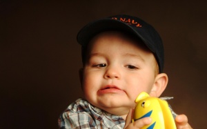 Baby_Photography_of_A_boy_playing_toy_fish_ISPC006046.jpg__www.amaderforum.com
