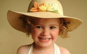 Baby_Photography_of_baby Girl wearing a straw hat_ISPC006063