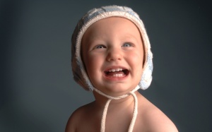 Baby_Photography_of_baby_A baby with bonnet laughing_ISPC006052