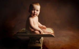 Baby_Photography_of_baby_on_a_weigh.jpg__www.amaderforum.com