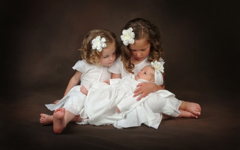 Baby_Photography_of_two_little_girls_holding_a_baby.jpg__www.amaderforum.com
