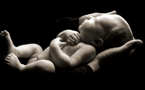 Black_and_white_newborn_baby_photo_A baby sleeping cozily_ISPC006042