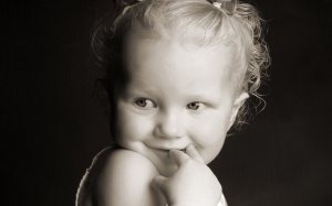 Black_and_white_photo_of_A_baby_girl_biting_her_finge._ISPC006075.jpg__www.amaderforum.com