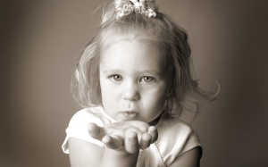 Black_and_white_photo_of_A_baby_girl_blowing_a_kiss_ISPC006077.jpg__www.amaderforum.com