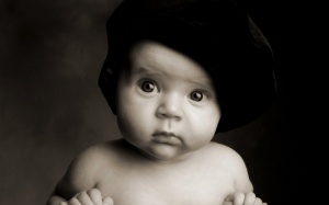 Black_and_white_photo_of_adorable_newborn_baby_ISPC006006.jpg__www.amaderforum.com