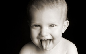Black_and_white_photo_of_baby_boy_showing_his_tongue_ISPC006067.jpg__www.amaderforum.com