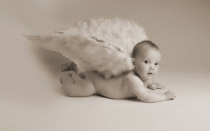 Black_and_white_photo_of_newborn baby with big feathers_ISPC006057