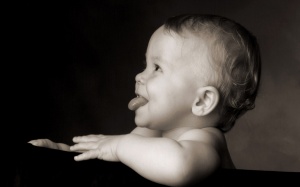 Black_and_white_picture_of_baby_boy_showing_his_tongue_ISPC006020.jpg__www.amaderforum.com