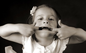 Black_and_white_portrait_photography_of_little girl stretching her mouth_ISPC006061