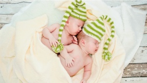 cute_twins_baby_sleeping-852x480