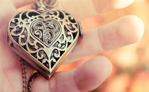 heart_pendant_jewelry_close_up-1680x1050